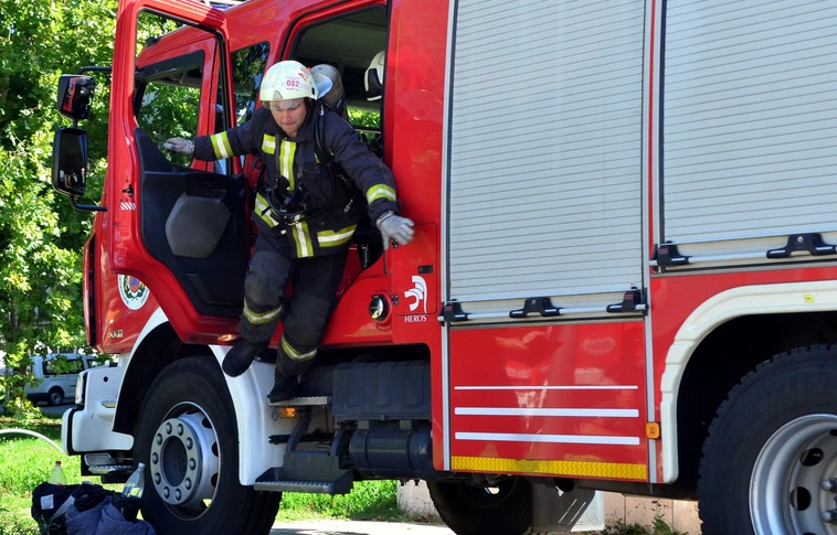 Tűz a Széchenyi úton, egy embert kórházba vittek