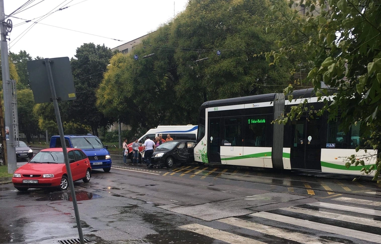 Felöklelte a villamos a személyautót a Győri kapuban (Képgalériával frissítve)