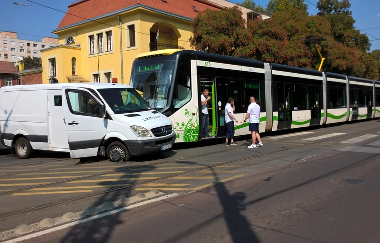 Nagy csattanás: pénzszállító autóval ütközött a villamos a Győri kapuban
