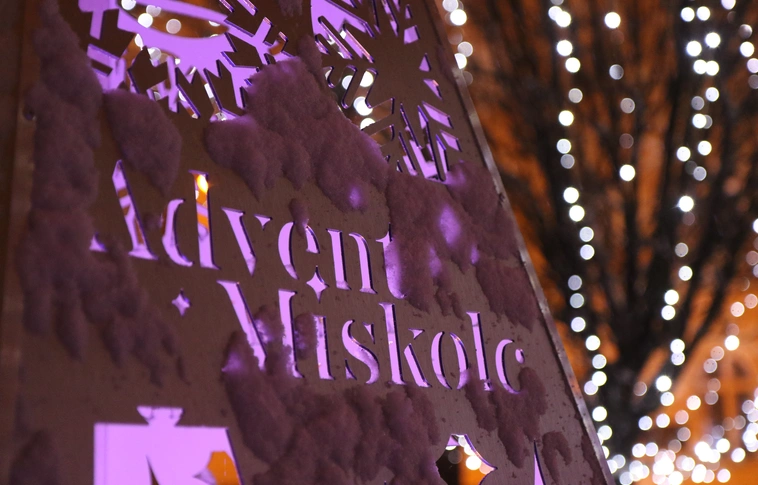Advent Miskolc: közösségi programok, éneklő karácsonyfa
