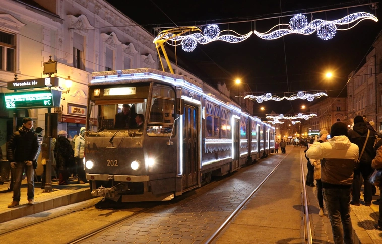 Meseszép jégpalota, igazi műalkotás Miskolc adventi villamosa (Részletes menetrend, képgaléria!)