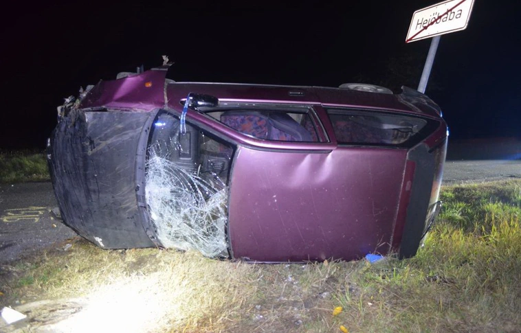 Fatuskót, betontömböt és egy helységnévtáblát is megkóstolt az autó, mielőtt felborult Hejőbábánál (Rendőrségi felvételek)