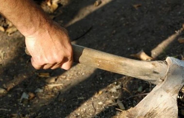 Baltával támadtak a putnoki útonállók 