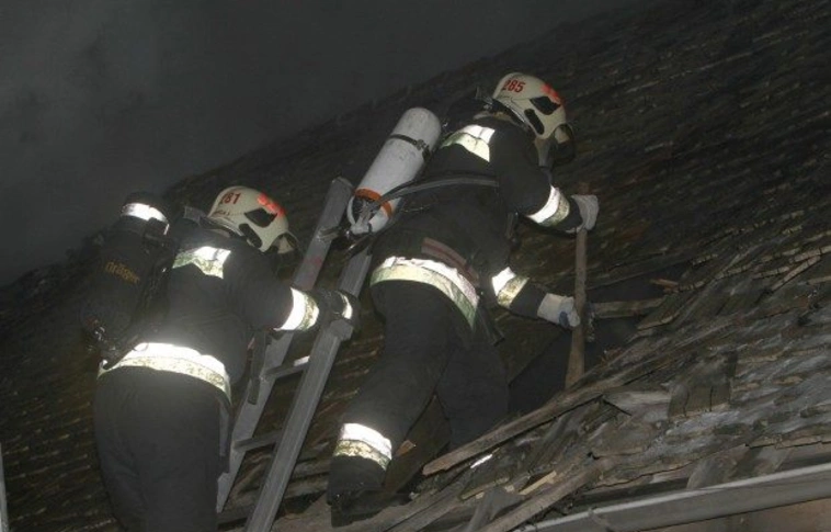 Esti tragédia Mérán - elhunyt személyt találtak a kigyulladt épületben