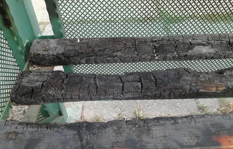 Felgyújtották a buszmegállót a vasgyári parkolónál?