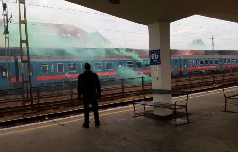 Óriási füsttel, hangzavarral keltek útra – több mint ezer Fradi-fanatikus indult el Diósgyőrbe!