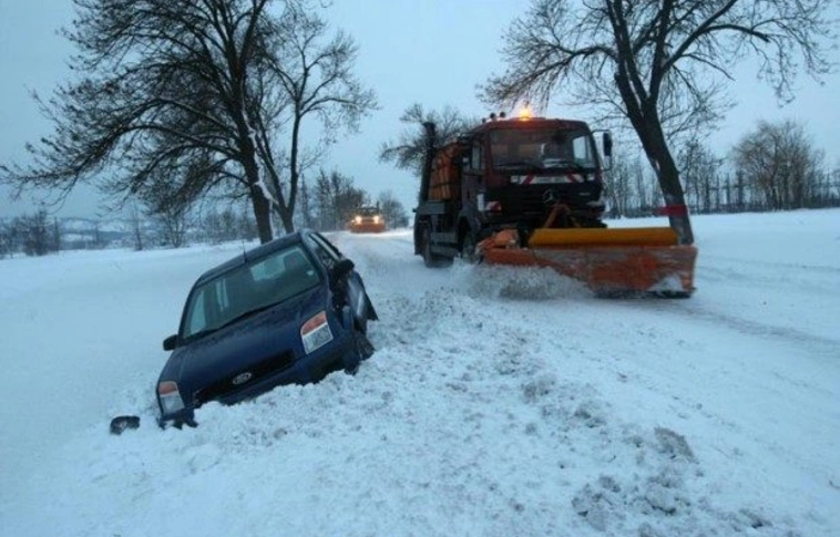 Kamiont, személyautókat kellett menteniük a tűzoltóknak Borsodban a havazás miatt