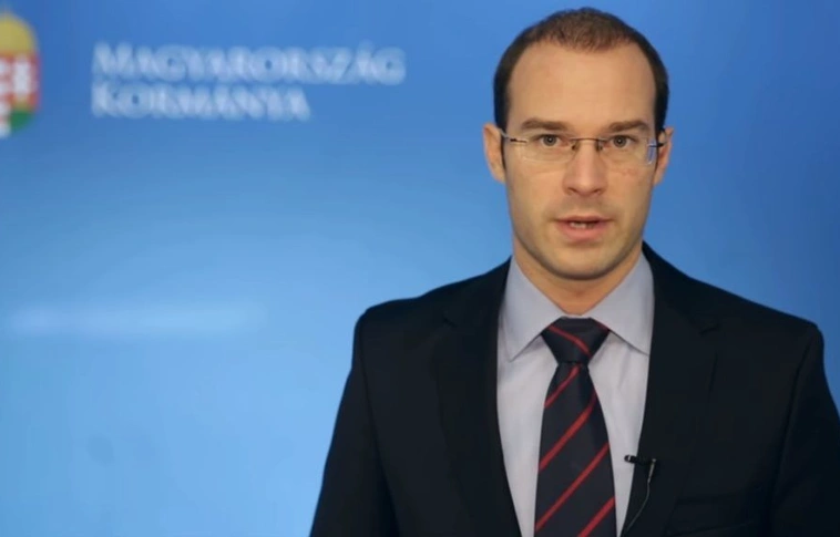 Kormányszóvivő: A tüntetések az EP-választási kampány részét képezik