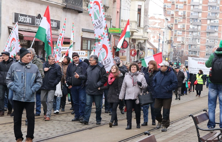 Miskolcon is demonstráltak az ellenzéki pártok és a szakszervezetek