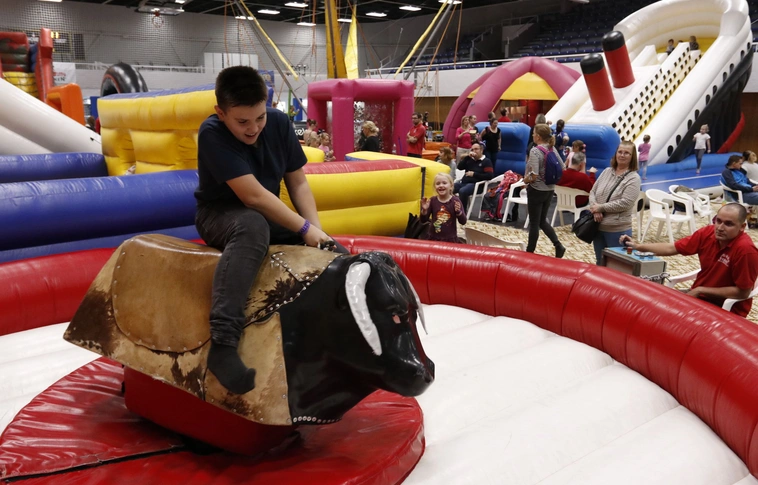 Kicsiknek és nagyoknak: gigantikus játszóház az Egyetemi Körcsarnokban! (Képgalériával)