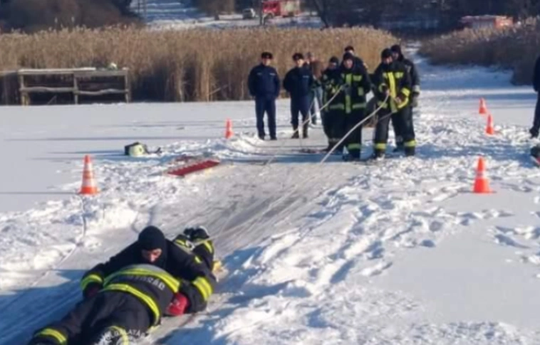 Gyakran vezet tragédiához a felelőtlenség - a jégről mentést gyakorolták a tűzoltók 
