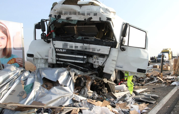 Hú de durva: három kamion karambolozott, mentőhelikopter a helyszínen! (Képgalériával!)