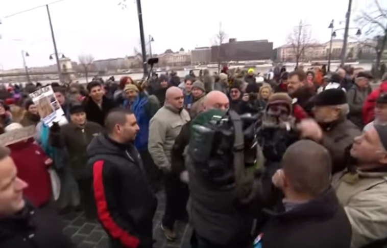 Budapesten kudarcba fulladt a tüntetés - nekimentek az Echo TV stábjának (Videóval)