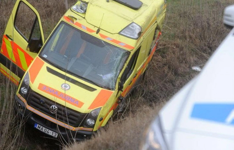 Mentőautó karambolozott Hernádkaknál - ketten súlyosan sérültek