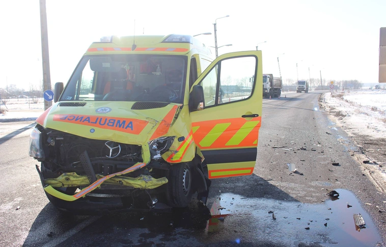 Mentő ütközött személyautóval Mezőnyárádnál - nagyon összetörtek a járművek