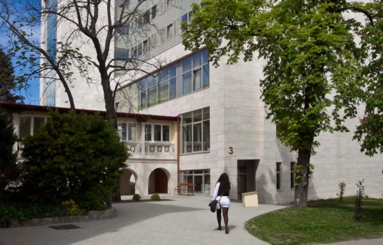 Kizuhant egy beteg az Országos Onkológiai Intézet ablakán