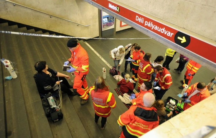 Elfogták a 2-es metrón paprikaspray-vel fújó férfit – Többen rosszul lettek, a katasztrófavédelem mentette az utasokat