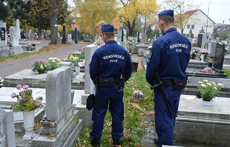 Temetőben rabolták ki a miskolci nőt - az egyik tettes már megvan