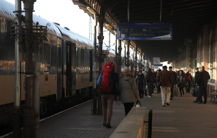 Grá­ná­tot ta­lál­tak egy vonaton, tűz­sze­ré­szek lep­ték el a Tiszai pá­lya­ud­vart