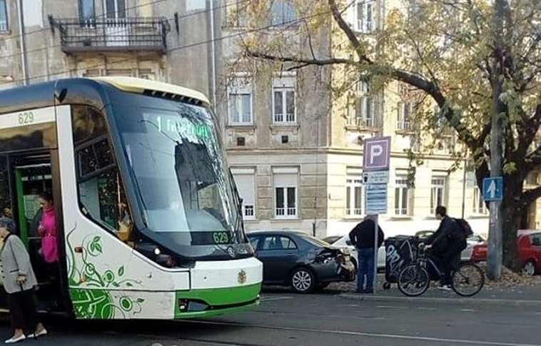 Ütközött a villamos a Szent Anna térnél 