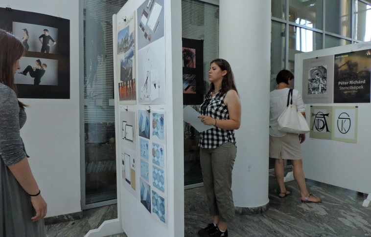 „Fontos az esztétikai nevelés” – „Alkotúra” grafikai kiállítás nyílt a városházán