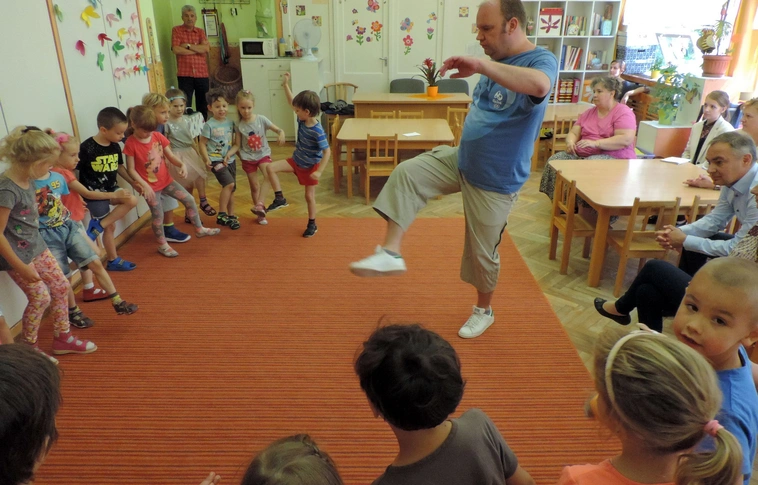 „Élményszerűen sajátítják el a nyelvet” – játékos angol tanulás a Százszorszép Óvodában