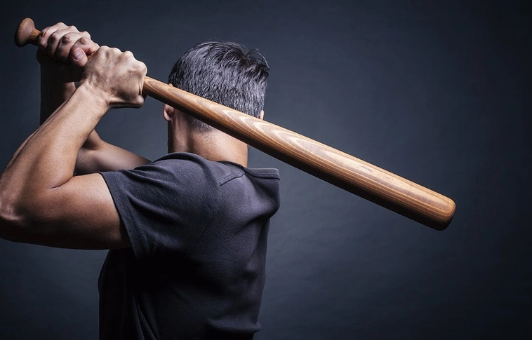 Baseballütőkkel támadtak ismerősükre, őrizetbe vették őket