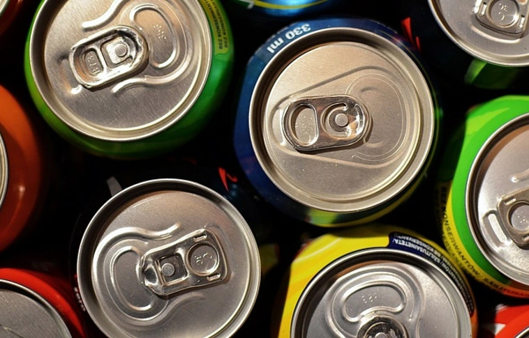 Felére csökken az üdítőitalok cukor- és kalóriatartalma 