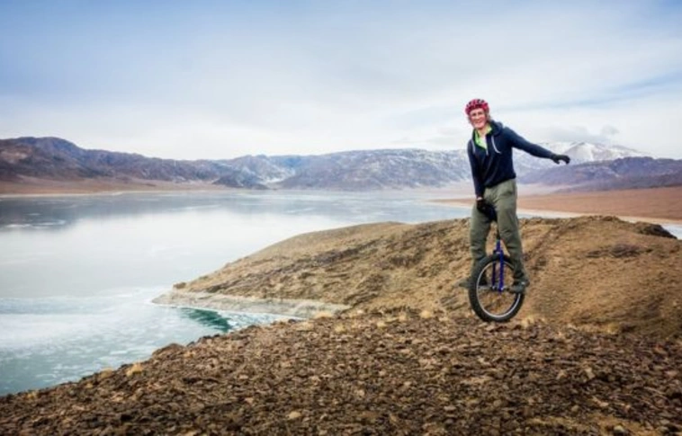 Három év alatt a Föld körül, egykerekűvel