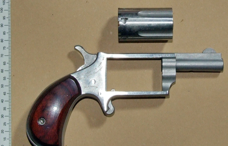 Azt hitte, játékpisztoly, lelőtte a kislányát Miskolcon