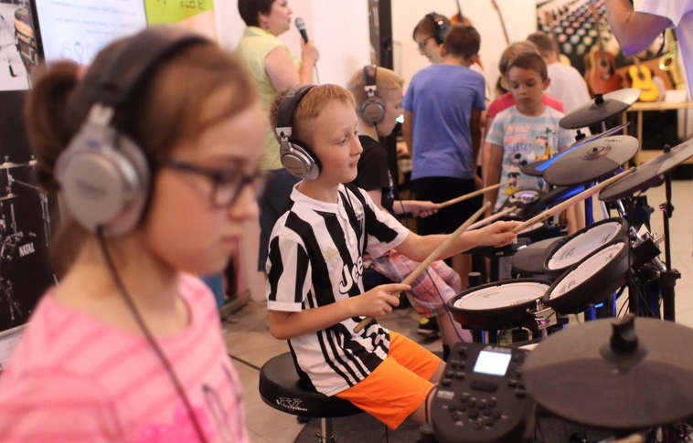 „A zene lelki táplálék” – Megnyílt a Hangszert a kézbe kiállítás (Képgalériával!)