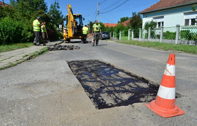 Útjavítás a városban, három helyszínen