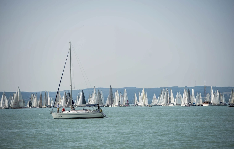 Kékszalag – Elrajtolt a mezőny Balatonfüredről