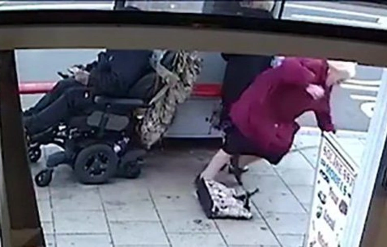 Kerekesszékkel gázoltak el két nőt (Videóval!)