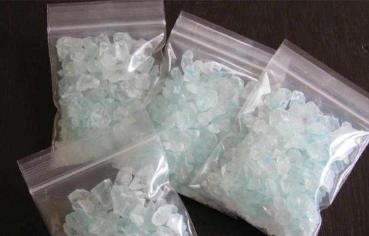 Élettársát kényszerítette, hogy „kristállyal” kereskedjen 