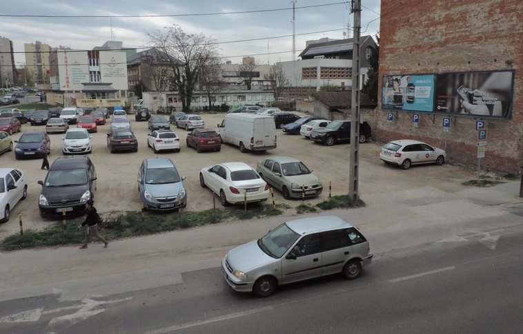 Változás a Kis-Hunyad utcai parkolóban