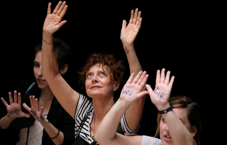 Letartóztatták Susan Sarandont egy Trump-ellenes tüntetésen