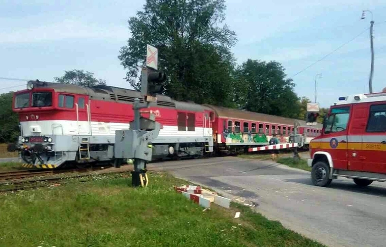 Hetven utassal hajtott a vonat elé egy szlovák busz