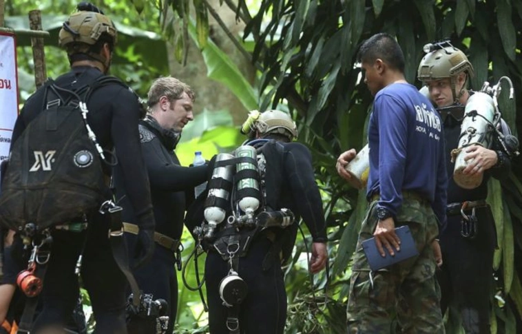 Meghalt egy búvár a thaiföldi diákok mentése közben