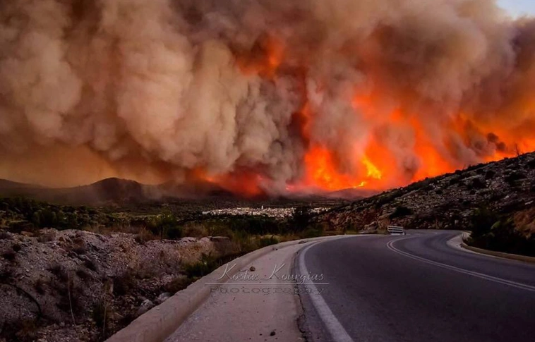 Pusztító bozóttűz Görögországban – már hatvanan haltak meg (Helyszíni fotókkal, videókkal!)