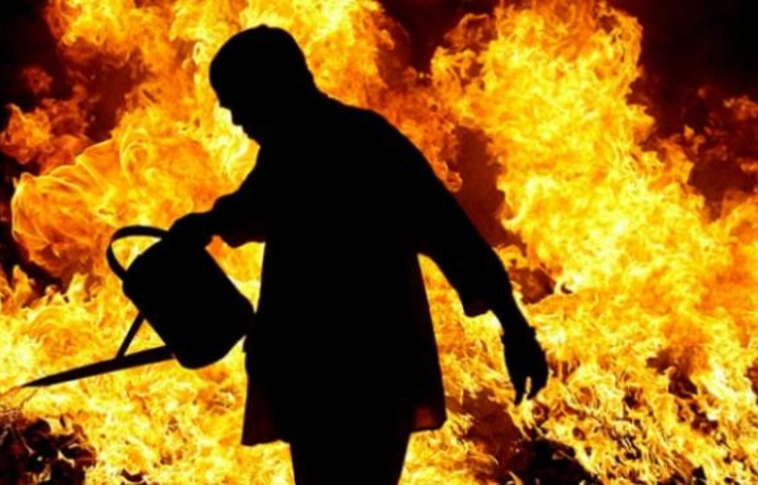 Motorbenzinnel gyújtotta fel ismerősét