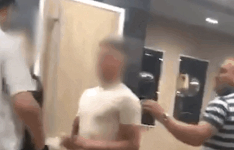 Rátámadtak egy gyorséttermi dolgozóra Angliában, senki nem segített a bajbajutottnak (Videóval!)