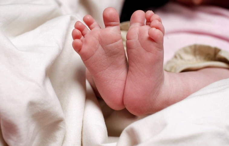 Tragikus baleset: a nővér hajszárítóval égette le egy csecsemő lábát