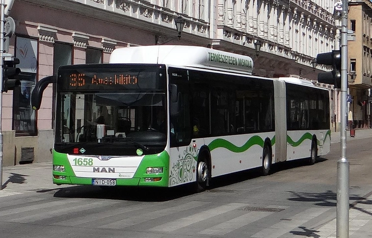 Hétfőtől áthelyezik a 35-ös egyik megállóhelyét