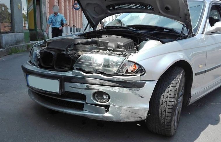 Betonkorlátnak csapódott egy BMW a Búza téren (Helyszíni fotókkal!)