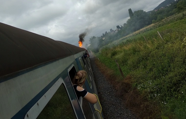 Lángok csaptak fel egy Balatonra tartó vonat mozdonyából