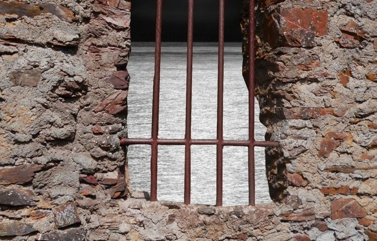 Embertelen körülmények: egy pincében kialakított ketrecbe zárták éjszakánként lányukat