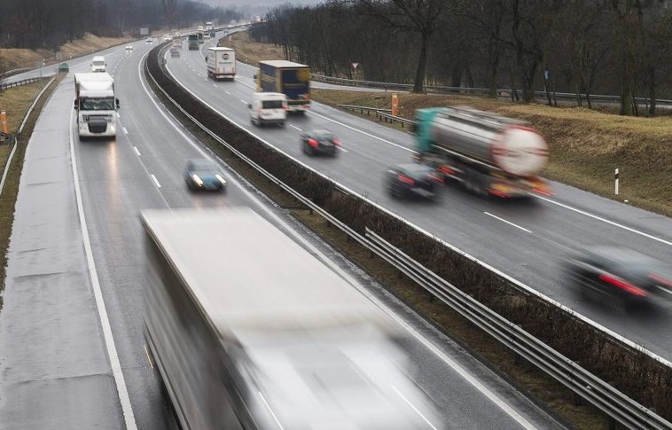 Újabb szakaszokon javítják az M1-est