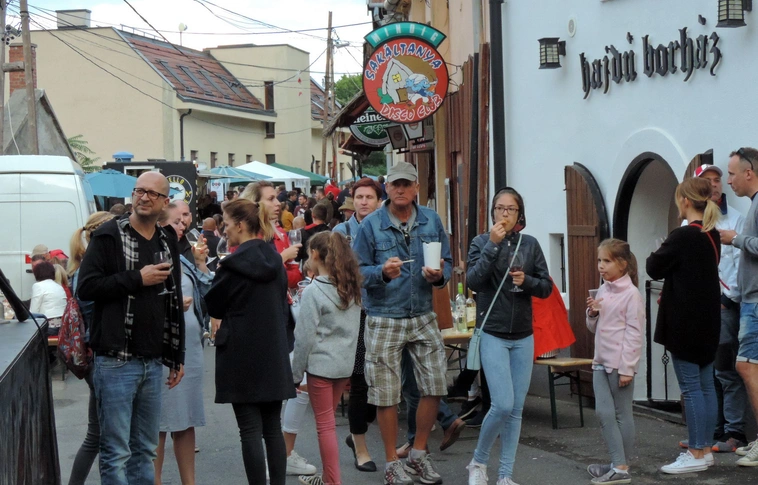 Tömegeket vonzott az utcára a Fröccsfesztivál