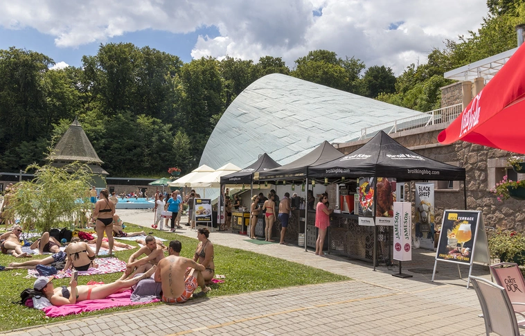 Fűben ülős, kockás terítős, sörös és grillezős – I. zipnik a Barlangfürdőben (Képgalériával!)